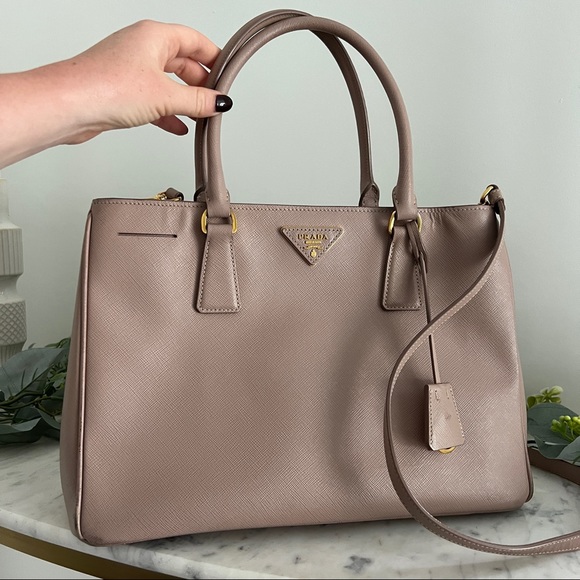 🤎 Prada Saffiano Lux Leather Small tote bag - Picture 8 of 15